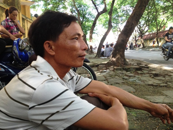 Phụ huynh căng mình cùng sỹ tử ngày đầu tiên thi đại học ảnh 1