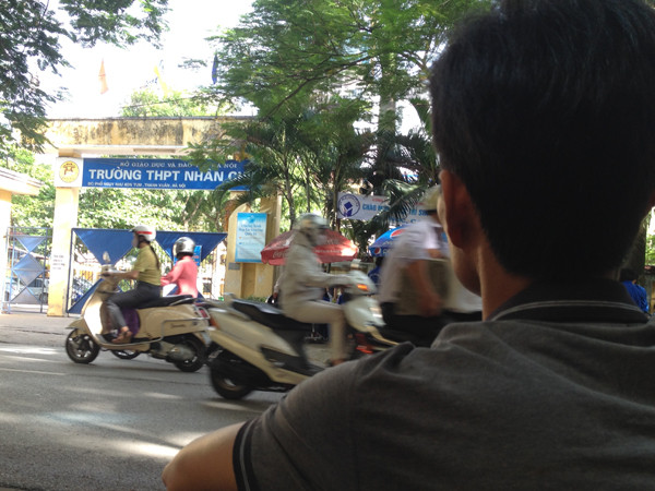 Phụ huynh căng mình cùng sỹ tử ngày đầu tiên thi đại học ảnh 2