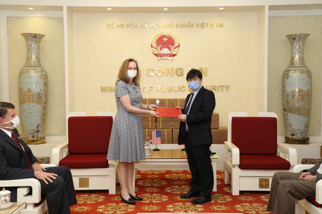 Bộ Công an hỗ trợ hơn 200.000 khẩu trang cho các nước bạn ảnh 2