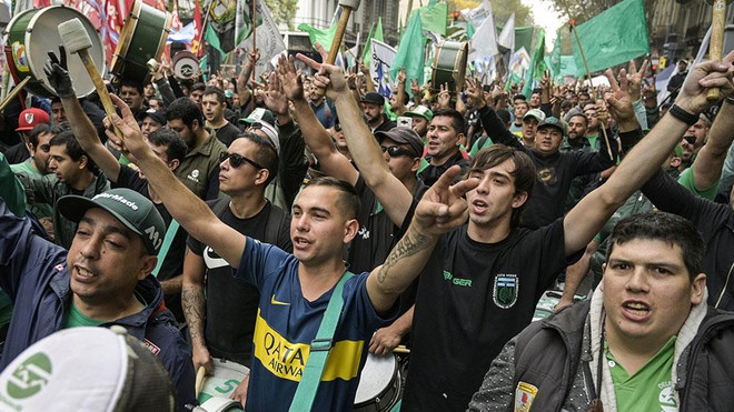 Biểu tình lớn tại Argentina phản đối các chính sách kinh tế ảnh 1