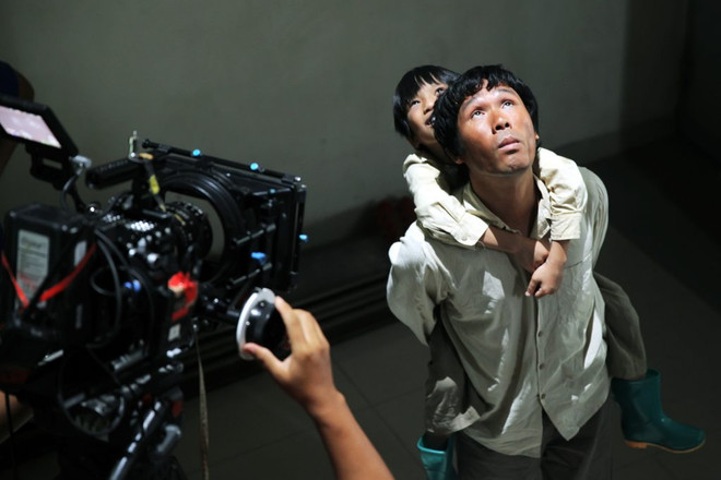 “Cha cõng con” - Nhiều hơn một câu chuyện cảm động về tình phụ tử ảnh 1