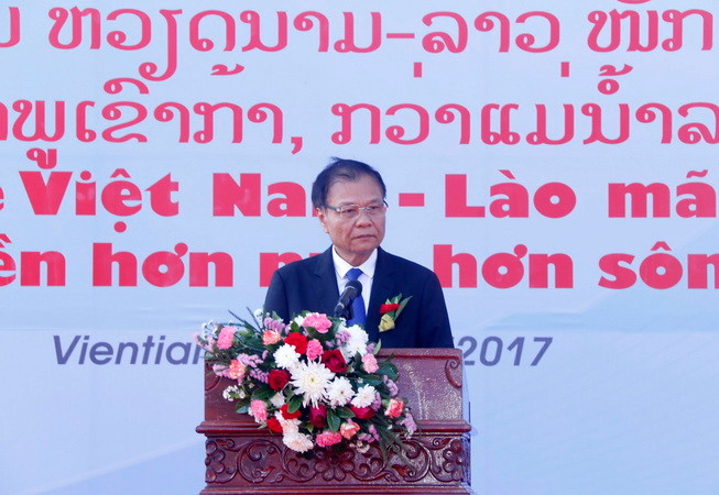 Thứ trưởng Bộ Thông tin, Văn hóa và Du lịch Lào Savankhone Razmonty phát biểu tại lễ khai mạc Triển lãm. (Ảnh: Phạm Kiên/Vietnam+) TTXVN và KPL trưng bày ảnh tư liệu quý về mối quan hệ Việt Nam-Lào ảnh 4