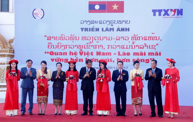 Quang cảnh lễ khai mạc Triển lãm. (Ảnh: Phạm Kiên/Vietnam+) TTXVN và KPL trưng bày ảnh tư liệu quý về mối quan hệ Việt Nam-Lào ảnh 2