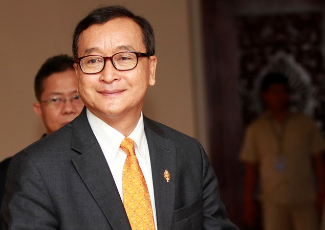 Ông Sam Rainsy tới dự phiên họp toàn thể Quốc hội Campuchia ở thủ đô Phnom Penh ngày 9/4/2015. (Nguồn: EPA/TTXVN) Campuchia: Cựu thủ lĩnh đối lập Sam Rainsy bị buộc tội phản quốc ảnh 1