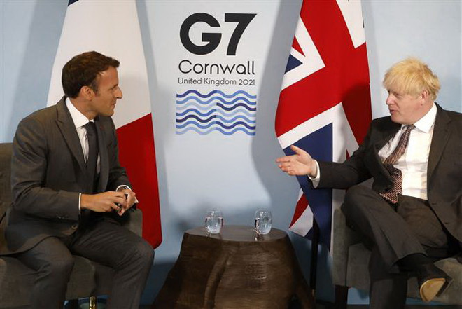 Thủ tướng Anh Boris Johnson (phải) trong cuộc gặp Tổng thống Pháp Emmanuel Macron tại Hội nghị thượng đỉnh Nhóm Các nước công nghiệp phát triển hàng đầu thế giới (G7) ở Cornwall, Anh. (Ảnh: AFP/TTXVN) Tổng thống Pháp nêu sáng kiến lập 10 siêu tập đoàn công nghệ châu Âu ảnh 1