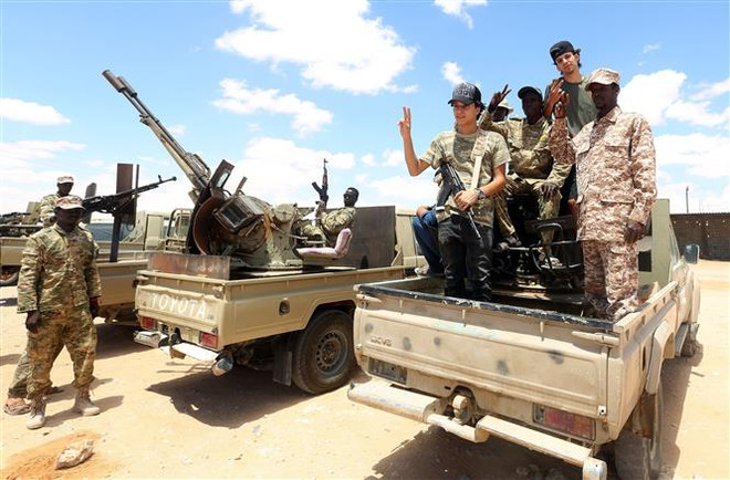 Các tay súng trung thành với Chính phủ Đoàn kết dân tộc Libya đóng chốt an ninh tại khu vực Abu Qurain, nằm giữa thủ đô Tripoli và thành phố Bengazi. (Ảnh: AFP/TTXVN) Thổ Nhĩ Kỳ gia hạn triển khai quân đội tại Libya thêm 18 tháng ảnh 1