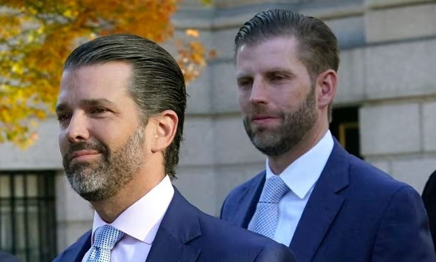 Hai thành viên đầu tiên trong gia đình cựu Tổng thống Trump hầu tòa ảnh 1