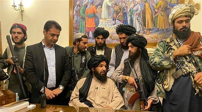 Các tay súng Taliban tiến vào Dinh Tổng thống ở Kabul, Afghanistan, sau khi giành quyền kiểm soát thủ đô. (Ảnh: AP/TTXVN) Trung Quốc hối thúc Taliban theo đuổi chính sách tôn giáo ôn hòa ảnh 1