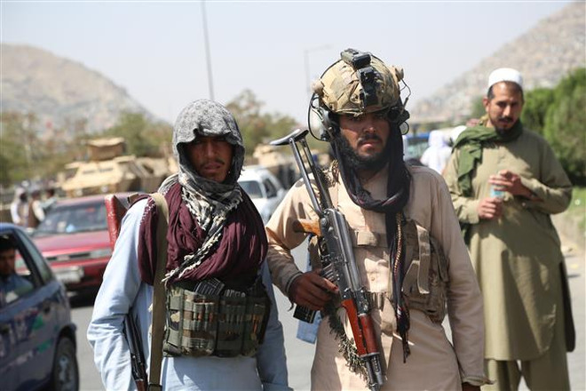 Các tay súng Taliban gác tại thủ đô Kabul, Afghanistan. ( Ảnh: THX/TXVN) Afghanistan: Lực lượng Taliban ra sắc lệnh yêu cầu thắt chặt kỷ cương ảnh 1