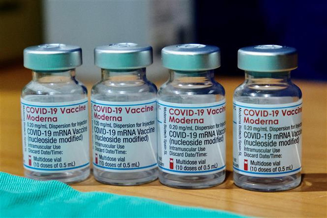Vaccine ngừa COVID-19 của hãng Moderna (Mỹ). (Ảnh: AFP/TTXVN) Anh cấp phép dùng vaccine của Moderna cho trẻ em từ 12-17 tuổi ảnh 1