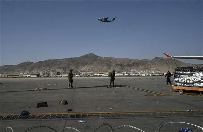Binh sỹ Mỹ gác tại sân bay Kabul, Afghanistan. (Ảnh: AFP/TTXVN) Taliban nêu thời hạn chót binh sỹ Mỹ phải rời khỏi Afghanistan ảnh 1