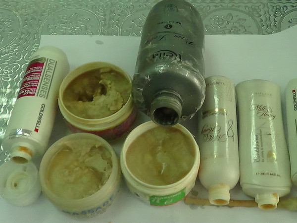 Số mỹ phẩm dùng để cất giấu tiền chất ma túy. (Ảnh: Liên Phương/Vietnam+) Thu giữ gần 3kg tiền chất ma túy ngụy trang xuất đi Australia ảnh 1