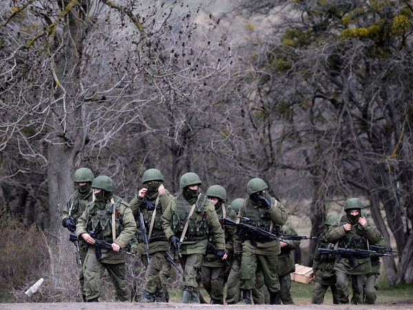 Binh sỹ Nga tuần tra ở Perevalnoye, ngoại ô Simferopol. (Ảnh: AFP/TTXVN) NATO: Quân Nga gần biên giới với Ukraine vẫn còn nhiều ảnh 1