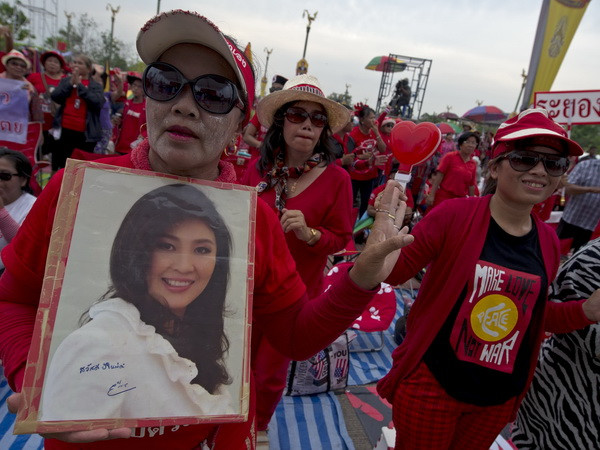 Một cuộc biểu tình của phe "áo đỏ". (Ảnh: AFP/TTXVN) Thái Lan: Thủ lĩnh "Áo đỏ" tuyên bố sẽ tiếp tục biểu tình ảnh 1