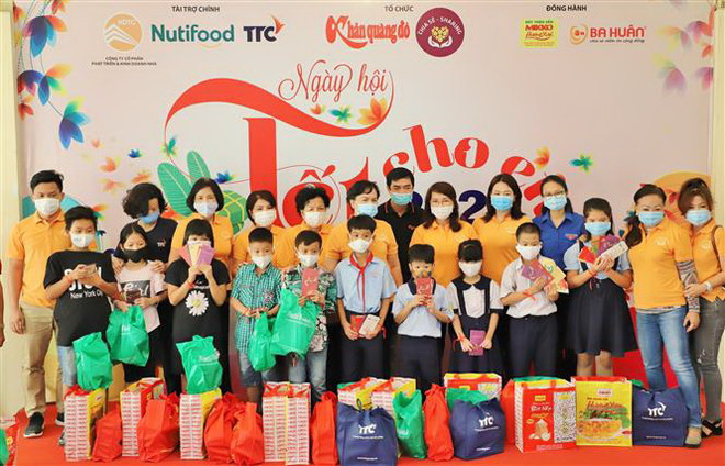 Mang niềm vui Tết đến với 1.000 em thiếu nhi khó khăn tại TP. HCM ảnh 1