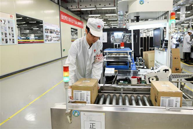 Công nhân làm việc bên trong một cơ sở sản xuất của Huawei tại tỉnh Quảng Đông, Trung Quốc, ngày 6/3/2019. (Ảnh: AFP/TTXVN) Trung Quốc quan ngại việc Nhật hạn chế các tập đoàn viễn thông ảnh 1