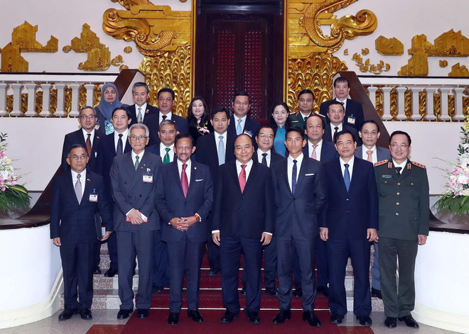 Thủ tướng Nguyễn Xuân Phúc, Quốc vương Brunei Darussalam Sultan Haji Hassanal Bolkiah và đoàn đại biểu 2 nước. (Ảnh: Thống Nhất/TTXVN) Quốc vương Brunei kết thúc chuyến thăm cấp Nhà nước tới Việt Nam ảnh 1