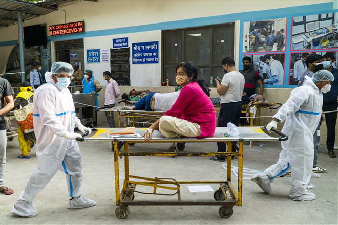 Nhân viên y tế chuyển bệnh nhân COVID-19 vào một bệnh viện ở New Delhi, Ấn Độ.c Ấn Độ phê chuẩn phương pháp xét nghiệm COVID-19 mới ảnh 1