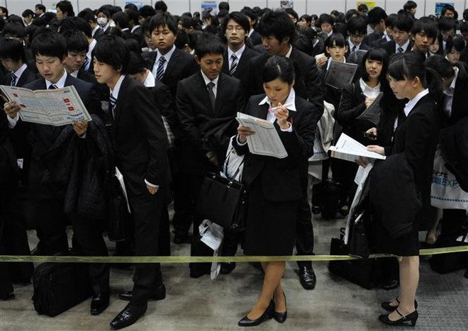 Sinh viên đại học tham gia hội chợ việc làm tại Tokyo, Nhật Bản. (Ảnh: AFP/TTXVN) Các nền kinh tế phát triển đang đối mặt tình trạng thiếu lao động ảnh 1