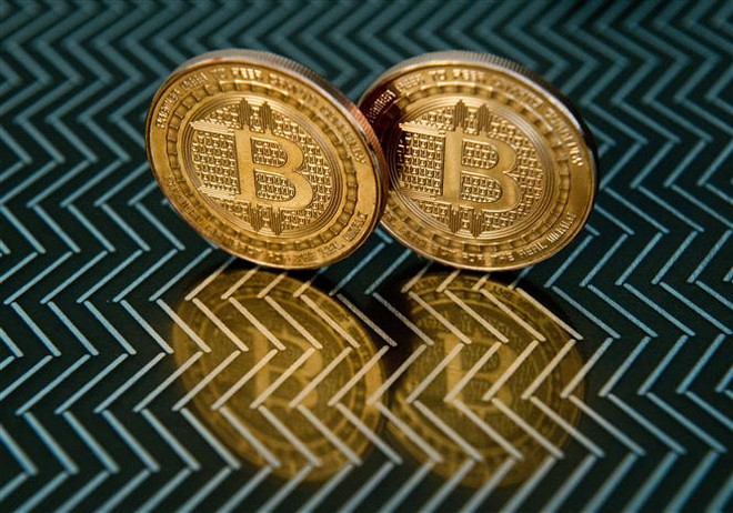 Đồng tiền kỹ thuật số bitcoin. (Ảnh: AFP/TTXVN) Cảnh sát Anh phát hiện một cơ sở "đào" bitcoin câu trộm điện ảnh 1
