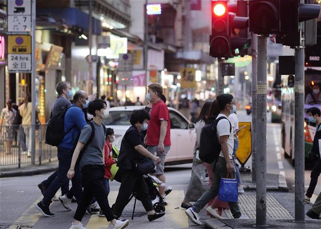 Giới tài phiệt Hong Kong "ra chiêu" khuyến khích dân tiêm vaccine ảnh 1