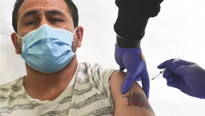 Nhân viên y tế tiêm chủng vaccine ngừa COVID-19 cho người dân. (Ảnh: AFP/TTXVN) Quan chức WHO dự báo khả năng kết thúc đại dịch COVID-19 ảnh 1