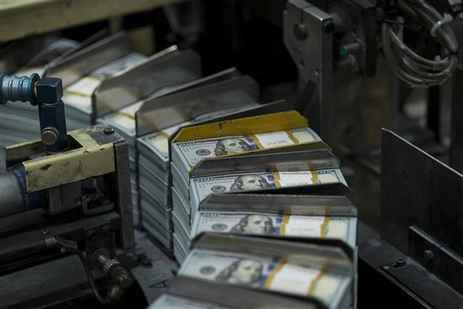 Các tập tiền 100 USD tại nhà máy in tiền quốc gia ở Fort Worth, bang Texas, Mỹ. (Ảnh: AFP/TTXVN) Ông Biden đề xuất ngân sách 6.000 tỷ USD để định hình lại nền kinh tế ảnh 1