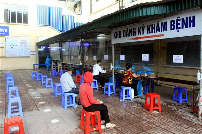 Đảm bảo khoảng cách cho người đến khám bệnh tại Bệnh viện Đa khoa tỉnh Thái Bình. (Ảnh: Thế Duyệt/TTXVN) Thái Bình điều chỉnh kiểm soát người đến, vào tỉnh để phòng dịch ảnh 1