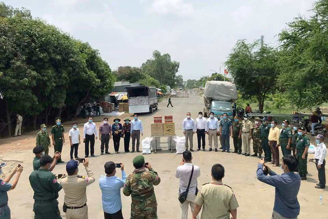 Tiếp nhận hàng cứu trợ của Ủy ban Mặt trận Tổ quốc Việt Nam tỉnh An Giang tặng cộng đồng người gốc Việt tại Cửa khẩu quốc tế K'am Samnor ngày 8/4. (Ảnh: Trần Long/Vietnam+) Hàng chục tấn hàng gửi người gốc Việt tại Campuchia chống COVID-19 ảnh 3