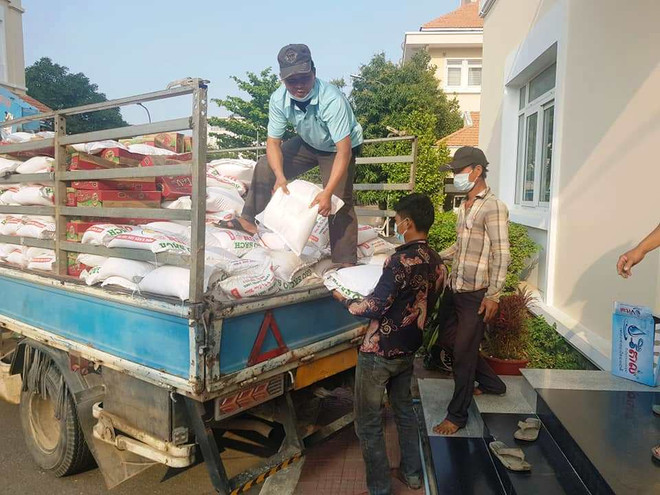 Chuyển 3 tấn gạo và 500kg hàng thiết yếu cho Đại diện Chi nhánh Hội Khmer-Việt Nam tỉnh Kampong Chhnang sáng 10/4. (Ảnh: Trần Long/Vietnam+) Hàng chục tấn hàng gửi người gốc Việt tại Campuchia chống COVID-19 ảnh 1