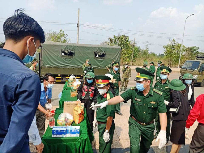 Hội Chữ thập Đỏ Đồng Nai bàn giao hàng cứu trợ trị giá hơn 195 triệu đồng cho Đại diện Chi nhánh Hội Khmer-Việt Nam tỉnh Kratie ngày 8/4. (Trần Long/Vietnam+) Hàng chục tấn hàng gửi người gốc Việt tại Campuchia chống COVID-19 ảnh 2