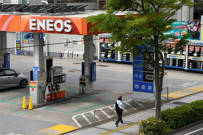 Một trạm xăng của hãng bán lẻ xăng dầu ENEOS tại Kanagawa, Nhật Bản. (Ảnh: Bloomberg/TTXVN) Giá dầu tại thị trường châu Á đi lên trong phiên giao dịch đầu tuần ảnh 1