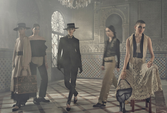 Vẻ nữ tính hiện đại thấm đẫm nghệ thuật truyền thống trong BST Dior ảnh 2