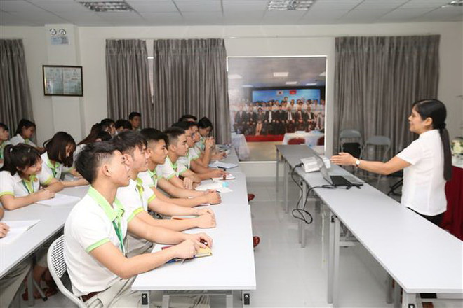Cục Quản lý lao động ngoài nước (Bộ Lao động-Thương binh và Xã hội) đào tạo điều dưỡng viên, hộ lý trước khi đưa sang làm việc tại Nhật Bản. (Ảnh: Anh Tuấn/TTXVN) Bộ Tài chính tiếp tục giảm phí từ 20-50% với một số dịch vụ ảnh 1