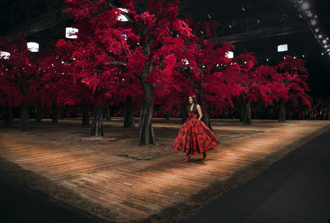 Tăng Thanh Hà tái xuất trên sàn catwalk show diễn của Đỗ Mạnh Cường ảnh 3