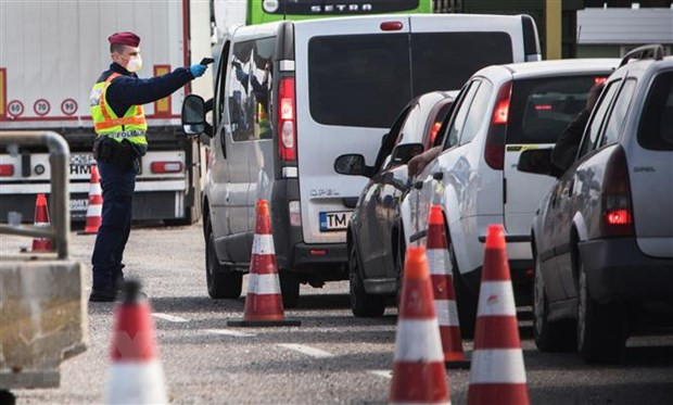 Áo nối lại kiểm soát biên giới do người nhập cảnh trái phép tăng vọt ảnh 1