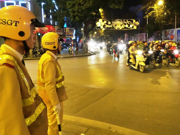 Người dân Hà Nội nô nức chờ đón phút xuân sang ảnh 3