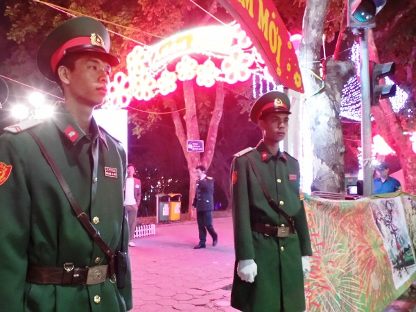 Người dân Hà Nội nô nức chờ đón phút xuân sang ảnh 2