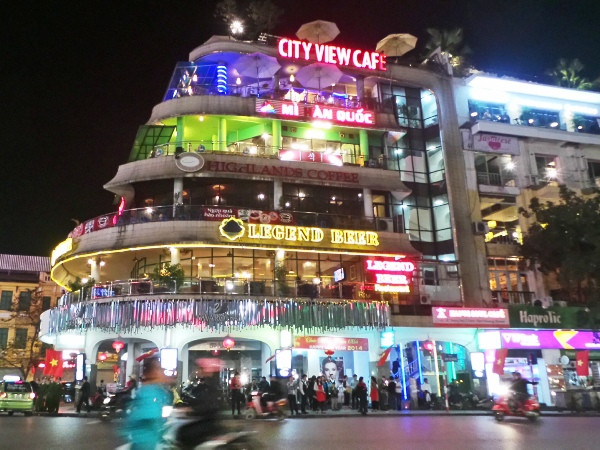 Người dân Hà Nội nô nức chờ đón phút xuân sang ảnh 1