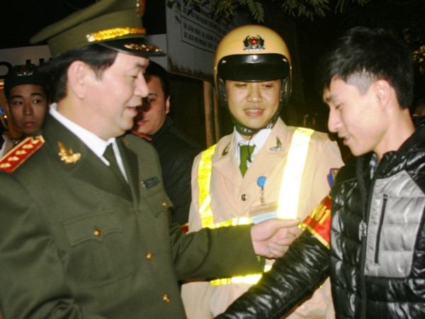 Bộ trưởng Trần Đại Quang chúc Tết các chiến sỹ đêm 30 ảnh 2