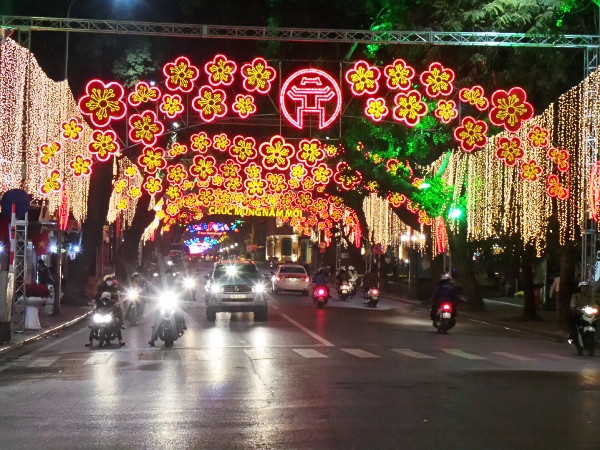 Người dân Hà Nội nô nức chờ đón phút xuân sang ảnh 4