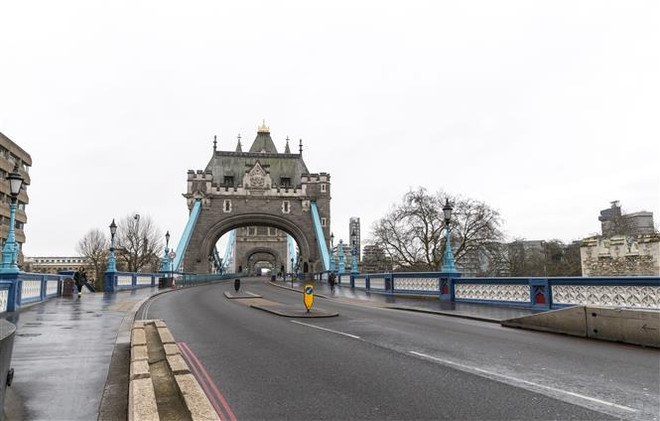 Cảnh vắng vẻ tại London, Anh trong bối cảnh các biện pháp hạn chế được áp dụng nhằm ngăn chặn sự lây lan của dịch COVID-19. (Ảnh: THX/TTXVN) COVID-19: Anh tăng biện pháp đối phó sự xâm nhập các biến thể mới ảnh 1
