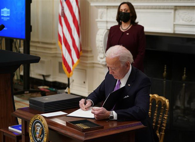 Tổng thống Mỹ Joe Biden ký 2 sắc lệnh cứu trợ kinh tế ảnh 1