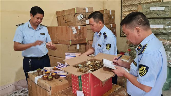 Lào Cai thu giữ nhiều mặt hàng Tết Trung Thu không rõ nguồn gốc ảnh 1