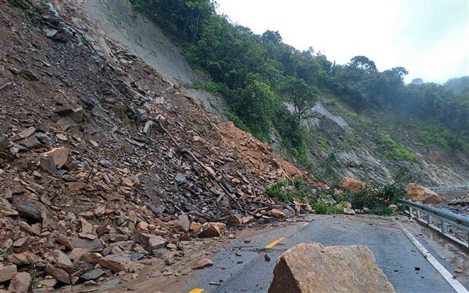 Mưa lớn gây thiệt hại nghiêm trọng về người, tài sản tại nhiều điểm ảnh 2