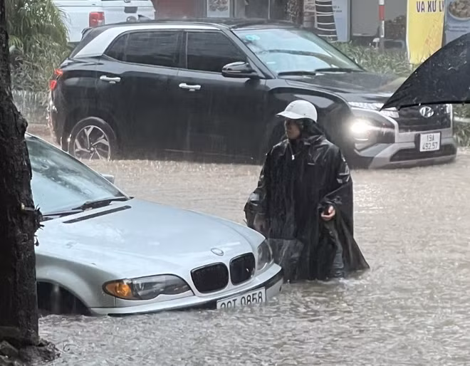Hà Nội: Mưa lớn gây ngập úng một số tuyến đường, nhiều xe chết máy ảnh 1