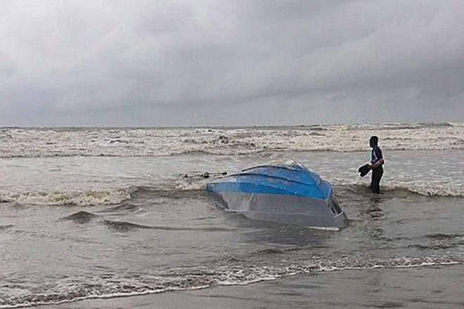 Lật thuyền tại Indonesia khiến nhiều người thiệt mạng, mất tích ảnh 1