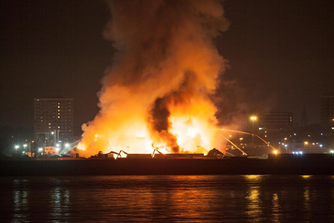 Hỏa hoạn lớn ở thành phố Liverpool, thiêu trụi hàng trăm xe ôtô ảnh 1