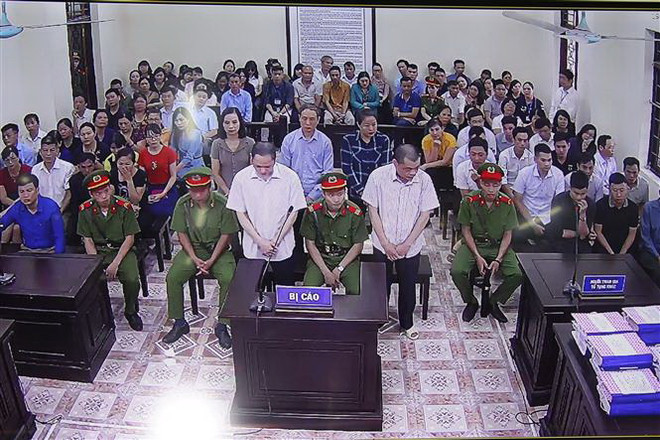 Quang cảnh phiên tòa xét xử sơ thẩm vụ gian lận thi cử tại Hà Giang sáng 14/10. (Ảnh chụp màn hình. Nguyễn Chiến/TTXVN) Phó Thủ tướng: Phấn đấu hoàn thành kế hoạch phát triển KT-XH 2020 ảnh 2
