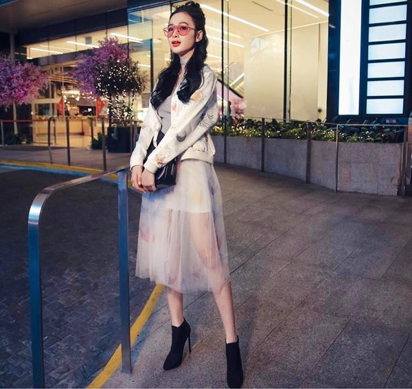 "Tan chảy" với những bộ cánh du xuân ấn tượng của mỹ nhân Việt ảnh 8